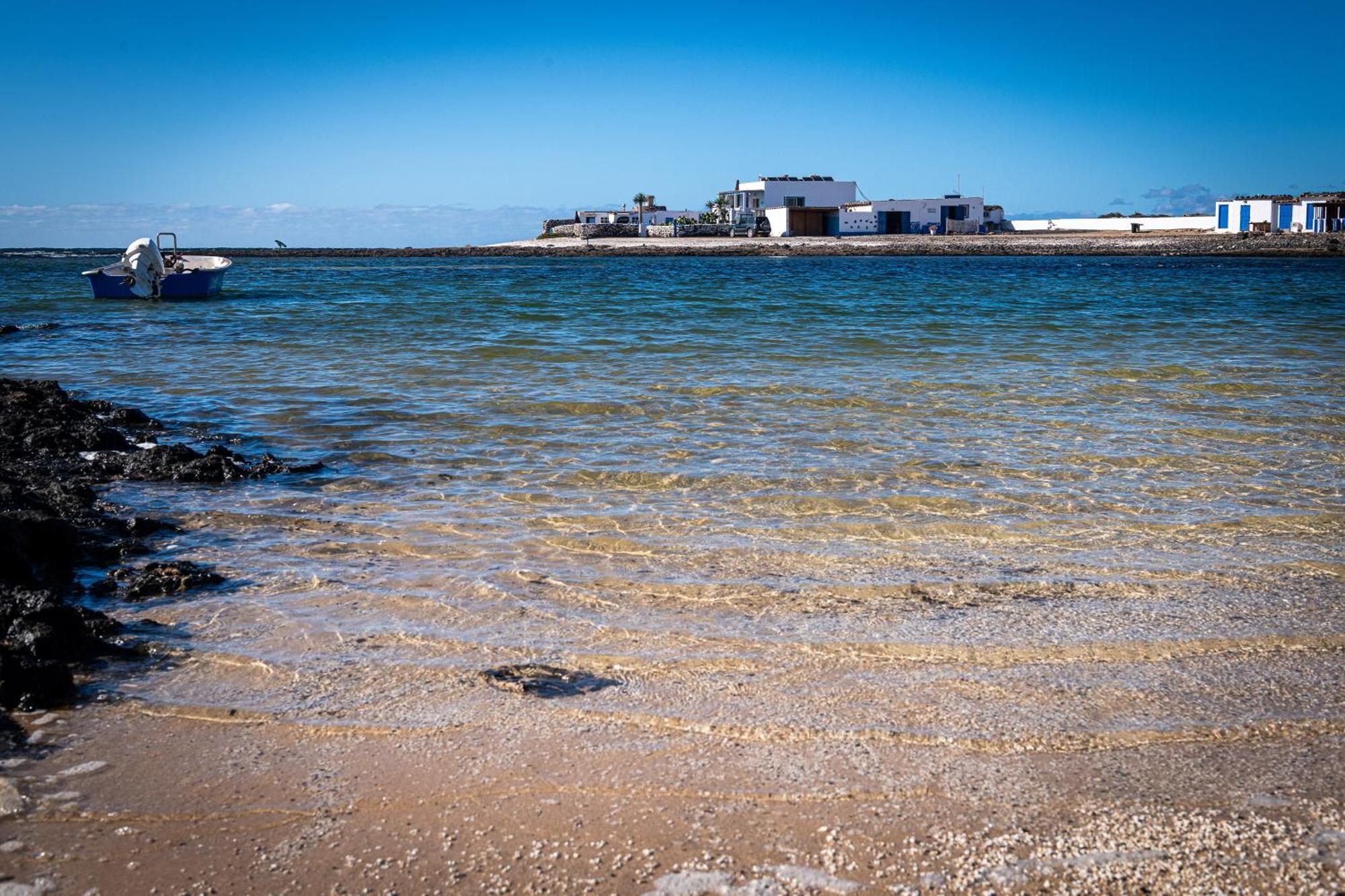 Cabin In Front Of Idyllic Majanicho Beach Bagian luar foto